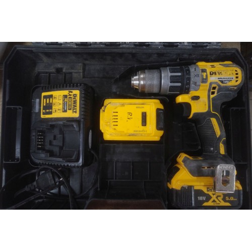 OUTLET DeWALT Kompaktowa wiertarko wkrętarka z udarem XR 18VLi-lon DCD796P2-QW PO SERWISIE